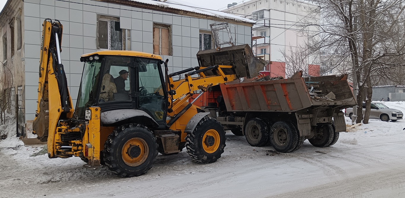 Уборка и вывоз строительного мусора, ТБО с помощью экскаватора и самосвала в Московской области