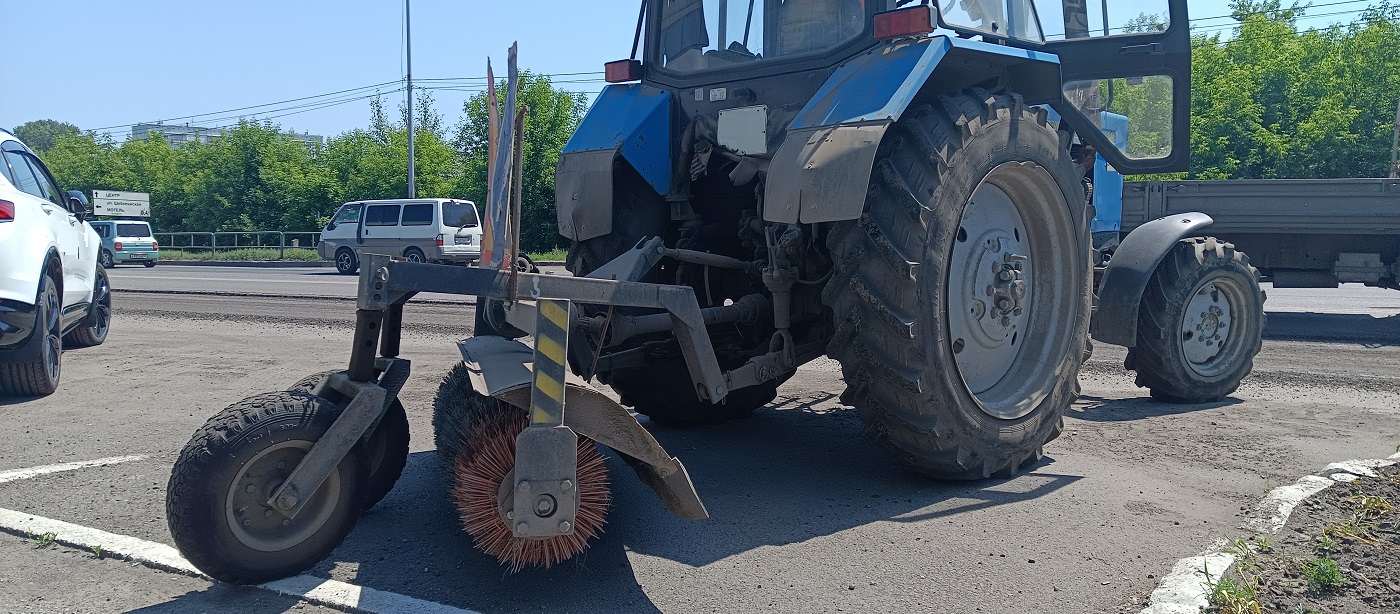 Услуги трактора с щеткой МТЗ в Московской области